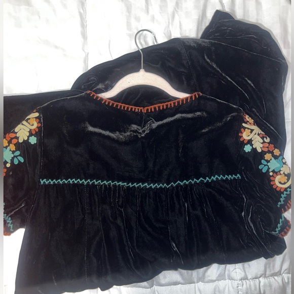 Elegant Black Embroidered Dress - Picture 4 of 7